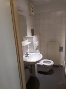 ein Badezimmer mit einem weißen WC und einem Waschbecken in der Unterkunft cute Metro U4 in Wien
