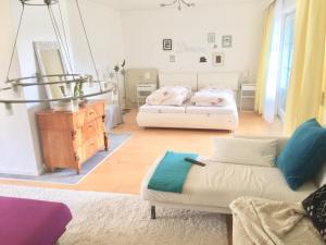 Sala de estar con 2 camas y espejo en Gaensebluemchen 1 Apartment daisy 1, en Walsdorf