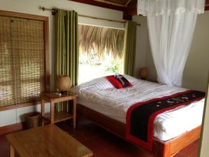 een slaapkamer met een groot bed en een raam bij Thai Binh Garden in Thái Bình