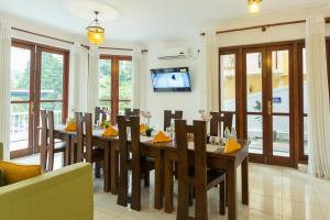 A restaurant or other place to eat at Orchid Villa Kandy