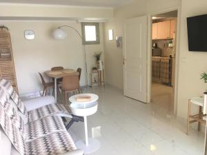 Quiet flat next to the beach في نيس: غرفة معيشة مع أريكة وطاولة