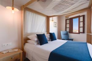 Кровать или кровати в номере Thea Villas and Suite