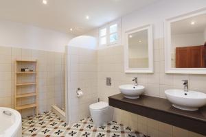 A bathroom at Thea Villas and Suite