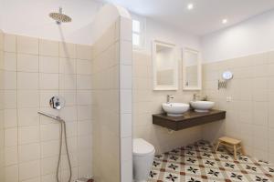 A bathroom at Thea Villas and Suite