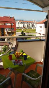 d'une table et de chaises vertes sur un balcon dans l'établissement Cozy Dream Apartment, à Sarajevo