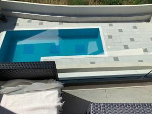basen z krzesłem i ręcznikami obok niego w obiekcie Apartment Marina w Trogirze