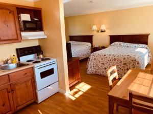 A kitchen or kitchenette at The Cavendish Motel