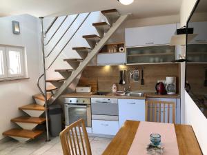 Kuchyňa alebo kuchynka v ubytovaní Apartments Trlika