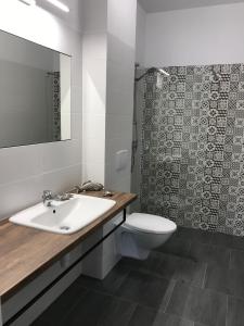 Kúpeľňa v ubytovaní Domki nad Brzegiem