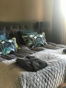 ein Bett mit Kissen darauf im Schlafzimmer in der Unterkunft Kärrstegens Gård in Ljungskile