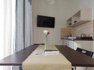 uma mesa de jantar com um vaso de flores em Zoom-Budapest Apartments em Budapeste