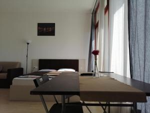 una habitación con 2 camas y una mesa con un jarrón de flores en Zoom-Budapest Apartments en Budapest