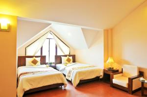 Postel nebo postele na pokoji v ubytování Ky Hoa Hotel Da Lat