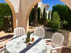 stół i krzesła z ananasem na górze w obiekcie Casa de familia w mieście Calpe