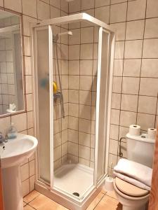 łazienka z prysznicem, toaletą i umywalką w obiekcie Casa de familia w mieście Calpe +24 zdjęcia