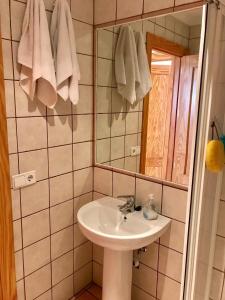 W łazience znajduje się umywalka, lustro i ręczniki. w obiekcie Casa de familia w mieście Calpe