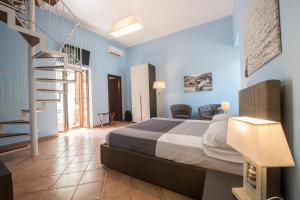 sypialnia z łóżkiem i schodami w obiekcie Casa d'amare w Sorrento