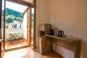 kuchnia z blatem z kuchenką mikrofalową i balkonem w obiekcie Casa d'amare w Sorrento