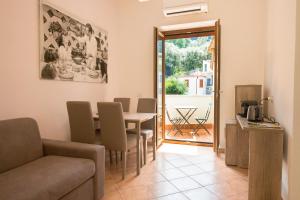 salon ze stołem, krzesłami i kanapą w obiekcie Casa d'amare w Sorrento