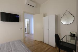 TV a/nebo společenská místnost v ubytování B&B Dimora del Duomo