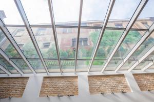 une image d'un plafond en verre dans un bâtiment dans l'établissement Progress Hotel, à Bruxelles