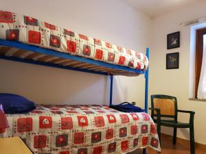 Appartamento via Alghero emeletes ágyai egy szobában