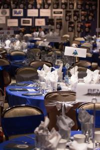 Carson Valley Inn في مندن: غرفة طعام مع طاولات وكراسي زرقاء