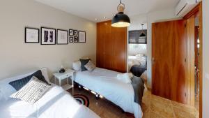 Posteľ alebo postele v izbe v ubytovaní HOUSE OF JOY , CASA EN BANYOLES