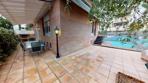 Bazén v ubytovaní HOUSE OF JOY , CASA EN BANYOLES alebo v jeho blízkosti