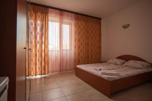 En eller flere senge i et værelse på La Papu și Maia