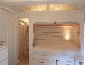 ein kleines Schlafzimmer mit einem Bett in einem Zimmer in der Unterkunft WESTERQVARN in Mölntorp