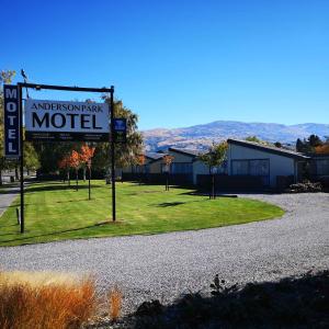a sign for an antiques motel on a gravel road at Anderson Park Motel in Cromwell