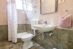 uma casa de banho com um WC e um lavatório em Apartments Fanito em Makarska