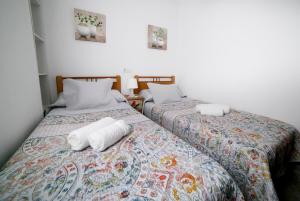 セビリアにあるApartamento en Sevilla Capitalのベッド2台が隣同士に設置された部屋です。