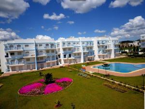 un grande condominio con piscina e cortile di Beautiful apartment at RIVIERA BEACH RESIDENCE CABO NEGRO a Cabo Negro