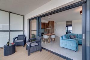 salon z niebieską kanapą i krzesłami w obiekcie Floryda Gardenia Seaside w Dziwnowie +18 zdjęć