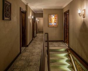 um corredor com escadas e um quadro na parede em Element Garden em Istambul
