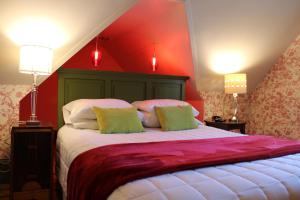 Un pat sau paturi într-o cameră la La Belle Victorienne