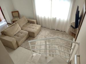 a living room with a couch and a table at Casa Curitiba 120m² (1 Suíte e 2 Quartos) com garagem em condomínio in Curitiba