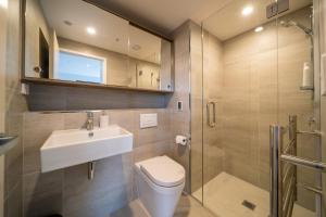 e bagno con servizi igienici, lavandino e doccia. di Coronet Apartment, Complete comfort and views a Queenstown