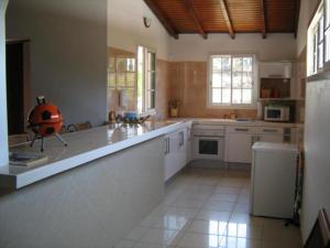 una gran cocina con una gran encimera blanca en Villa Josiane, en Sainte-Anne