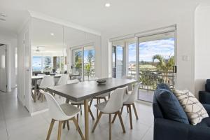 comedor con mesa y sillas en Kirra Palms Holiday Apartments, en Gold Coast