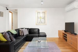 A seating area at Frewville 7A Apartment