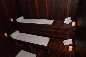 two beds in a sauna with candles and towels at Barceló Mexico Reforma in Mexico City
