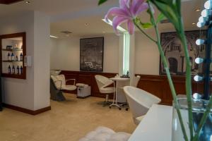 a room with a table and chairs and a flower in a vase at Barceló Mexico Reforma in Mexico City