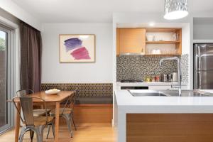 A kitchen or kitchenette at Frewville 7 Apartment
