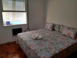 1 dormitorio con 1 cama con 2 toallas en NAUTILUS SEAVIEW BAY-SV/SP en São Vicente