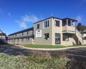 un grand bâtiment sur le côté d'une rue dans l'établissement Ruapehu Mountain Motel & Lodge, à Ohakune