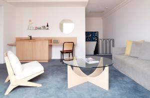ein Wohnzimmer mit Sofa und Couchtisch in der Unterkunft Hotel Ravesis in Sydney