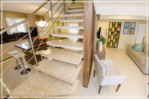 una escalera de caracol en una casa con sala de estar en Pousada Praia de Armação, en Penha